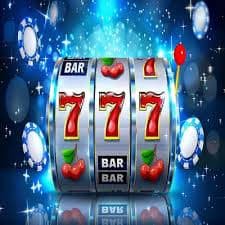 Slots618 Baccarat ဂိမ်းဇယားတွင် live dealer နှင့်အတူ Myanmar ကစားသမားများ ကတ်ဖဲများဖြင့် ကစားနေသောမြင်ကွင်း